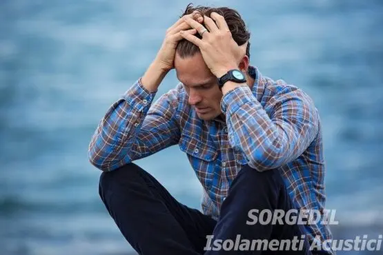 Scopri come l'isolamento acustico completo di una stanza può proteggere chi soffre di iperacusia, migliorando il riposo e riducendo il disturbo causato dai rumori. Leggi ora la guida.