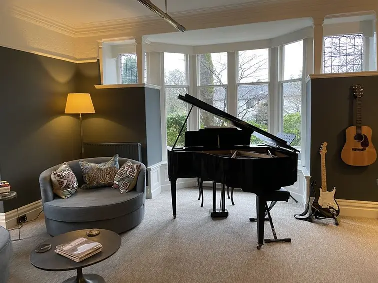 Scopri le tecniche avanzate per l'insonorizzazione di una stanza per musica, ottimizzate per creare un ambiente acusticamente controllato e ideale per la registrazione e la produzione musicale.