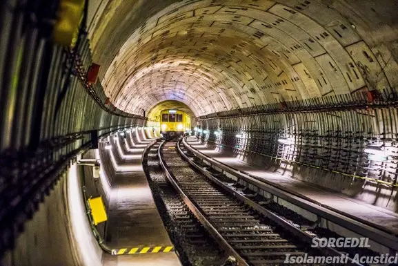 Riduci il rumore della metropolitana intervenendo sul pavimento e sulle pareti. Le nostre soluzioni di isolamento acustico garantiscono un ambiente più silenzioso.