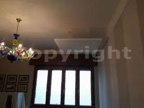 Correzione Acustica Ristorante con Pannello a Soffitto<br /><br /> Isola Fonoassorbente Sospesa: Eleganza e Comfort Acustico<br /><br />