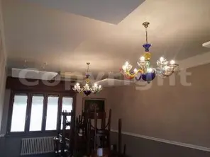 Correzione Acustica in Sala Ristorante con Isole Sospese<br /><br /> Pannelli Fonoassorbenti a Soffitto in Ambiente Elegante<br /><br />