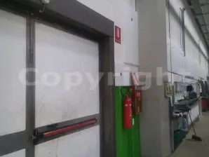 Pannelli Fonoassorbenti a Parete in Area Tecnica Vicino Porta Industriale<br /><br />