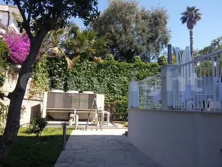 Giardino Silenzioso: Pannelli Fonoassorbenti per un Relax Senza Disturbi