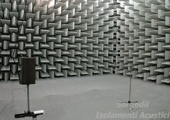 Le camere anecoiche riducono al minimo la riflessione dei suoni, creando il silenzio assoluto necessario per misurazioni precise. Scopri come vengono progettate per testare macchinari e dispositivi senza interferenze.