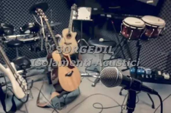 Esplora le tecniche essenziali per l'insonorizzazione di una stanza destinata alla musica, insieme ai benefici di un ambiente acusticamente controllato per la tua pratica musicale.