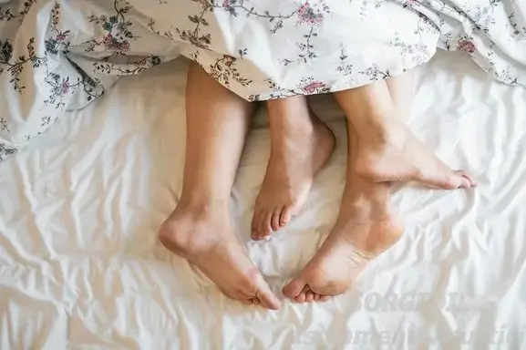 La soluzione per non sentire i rumori imbarazzanti dei vicini che fanno sesso? Isolamento acustico efficace per pareti e soffitto.