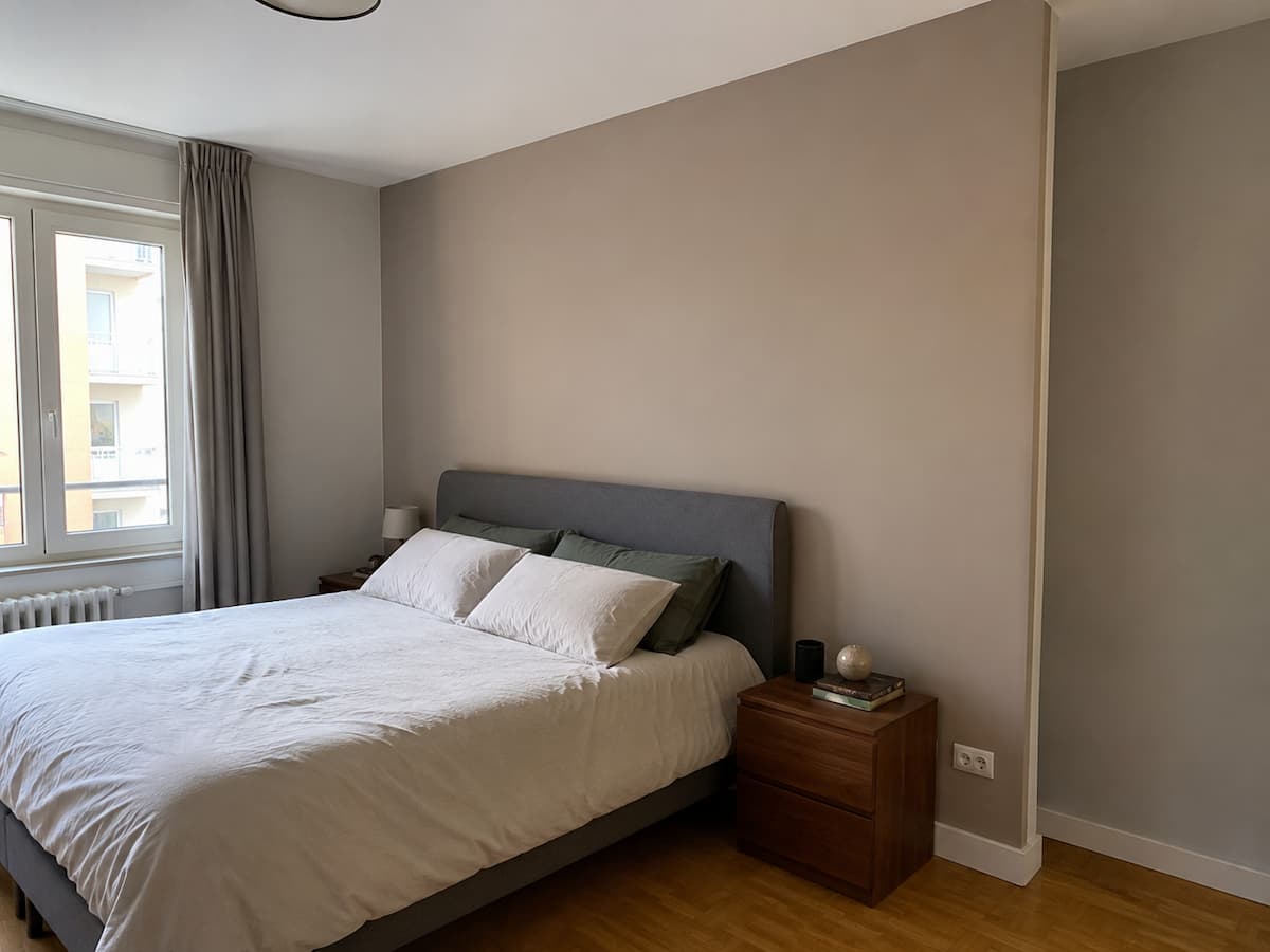 Camera da letto con testata appoggiata alla parete confinante, presa elettrica e raccordi con soffitto e parete laterale