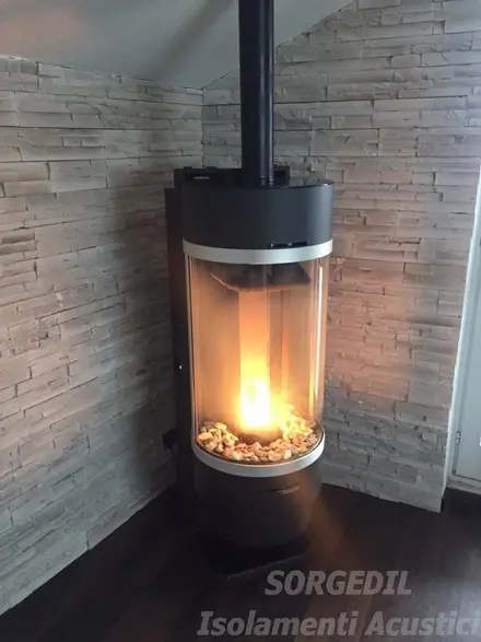 La tua stufa a pellet fa rumore? Ecco come ridurre il fastidio con tecniche di insonorizzazione specifiche per il rumore metallico e le vibrazioni.