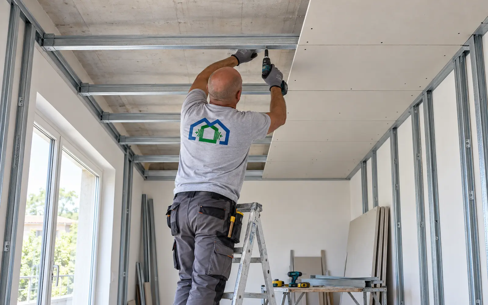 Lavorazione di un soffitto autoportante per isolamento acustico residenziale
