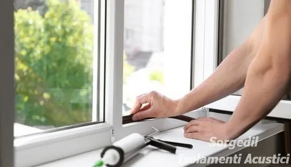 Operatore che installa un materiale speciale insonorizzante e antivibrante  per l'isolamento acustico sulla porta dell'auto. Insonorizzazione,  sintonizzazione automatica Foto stock - Alamy