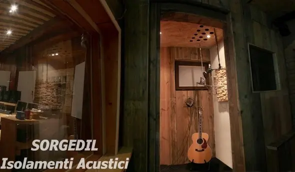 Insonorizzazione professionale di una stanza per musica, utilizzando tecniche avanzate per migliorare l'acustica e ridurre il rumore ambientale.