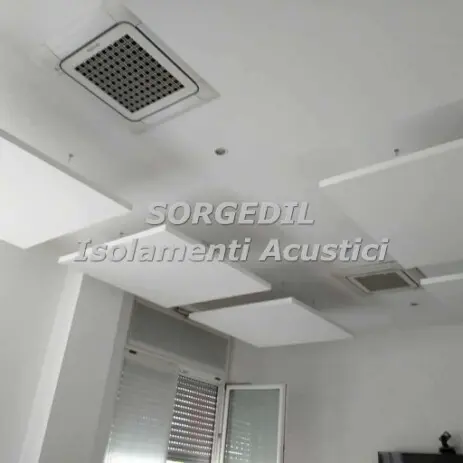 Pannelli Acustici Sospesi al Soffitto per Ufficio Silenzioso e Professionale<br /><br /> Intervento di Correzione Acustica a Milano: Pannelli Fonoassorbenti su Soffitto<br /><br />