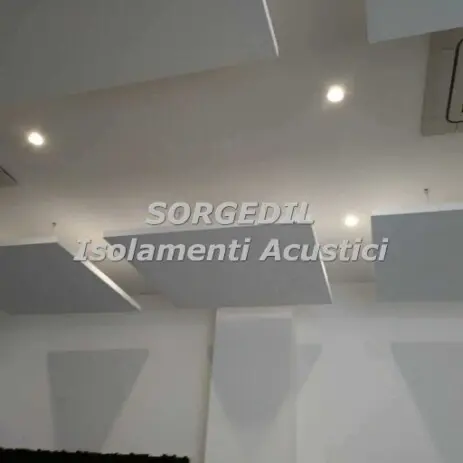 Pannelli Acustici Sospesi: Soluzione Elegante per il Comfort Uditivo in Ufficio<br /><br /> Correzione Acustica con Design: Pannelli Fonoassorbenti Integrati all’Illuminazione<br /><br />