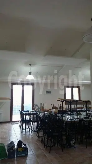 Intervento Reale di Trattamento Acustico in Sala con Sedie Impilate<br /><br />