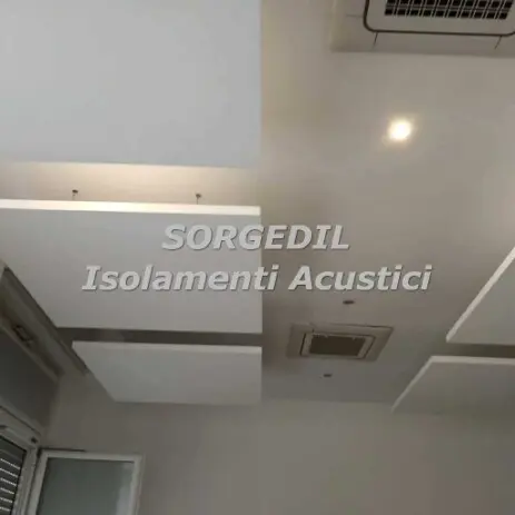 Pannelli Acustici per Ufficio: Correzione del Riverbero con Sistema a Soffitto<br /><br /> Intervento di Correzione Acustica con Pannelli Sospesi – Sorgedil Milano<br /><br />