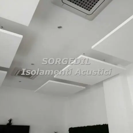 Installazione Pannelli Acustici al Soffitto per Eliminare il Riverbero<br /><br /> Correzione Acustica Uffici: Pannelli Sospesi per Comfort e Design<br /><br />