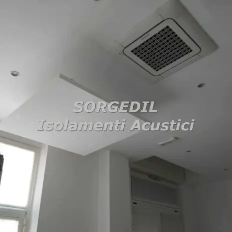 Pannello Acustico Singolo per Correzione Localizzata del Riverbero Intervento di Correzione Acustica con Pannello Strategico su Soffitto