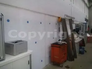 Intervento Acustico su Muro Industriale con Pannelli Antiriverbero Personalizzati<br /><br />