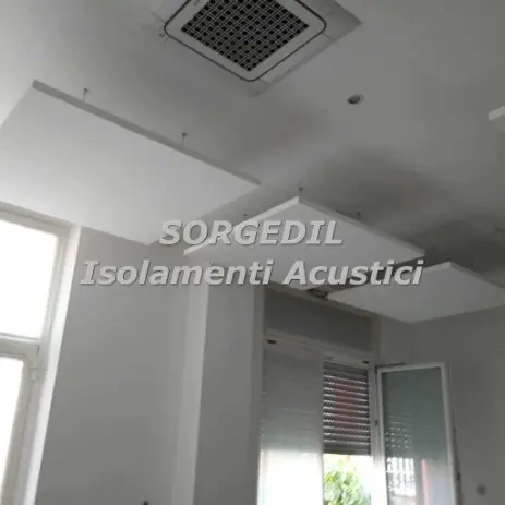 Pannelli Acustici Sospesi su Soffitto con Finestre: Intervento Sorgedil Correzione Acustica per Ufficio Luminoso: Pannelli al Soffitto Contro il Riverbero