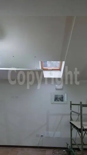 Pannelli Fonoassorbenti a Soffitto Installati in Sala con Tetto Inclinato<br /><br />