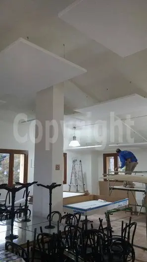 Correzione Acustica Professionale in Corso con Pannelli a Soffitto<br /><br />