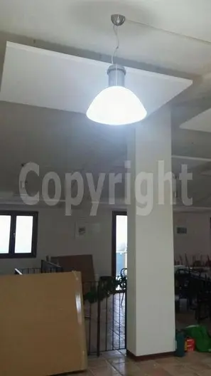 Correzione Acustica Professionale con Isole Acustiche e Illuminazione Centrale<br /><br />