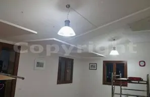 Correzione Acustica in Sala con Isole Acustiche e Luci a Soffitto<br /><br />