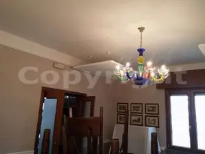 Installazione Pannelli Fonoassorbenti in Ristorante Classico<br /><br /> Correzione Acustica con Isole Sospese in Sala Elegante<br /><br />