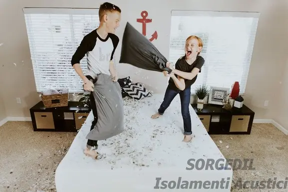 I bambini che giocano possono generare rumori fastidiosi. Scopri perché questi rumori si amplificano e come l'isolamento acustico può risolvere il problema.