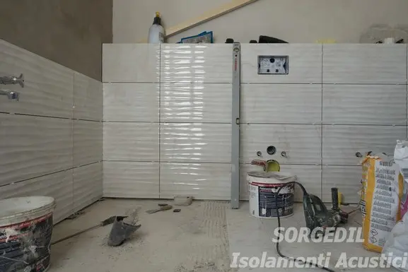 Il parquet può causare rumori molesti, soprattutto dopo una ristrutturazione. Scopri perché accade e come ridurre il fastidio con l'isolamento acustico.