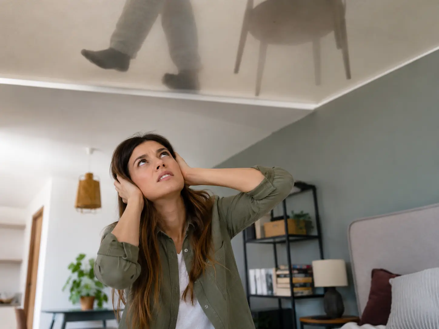 Rumori di passi dal soffitto in una camera da letto