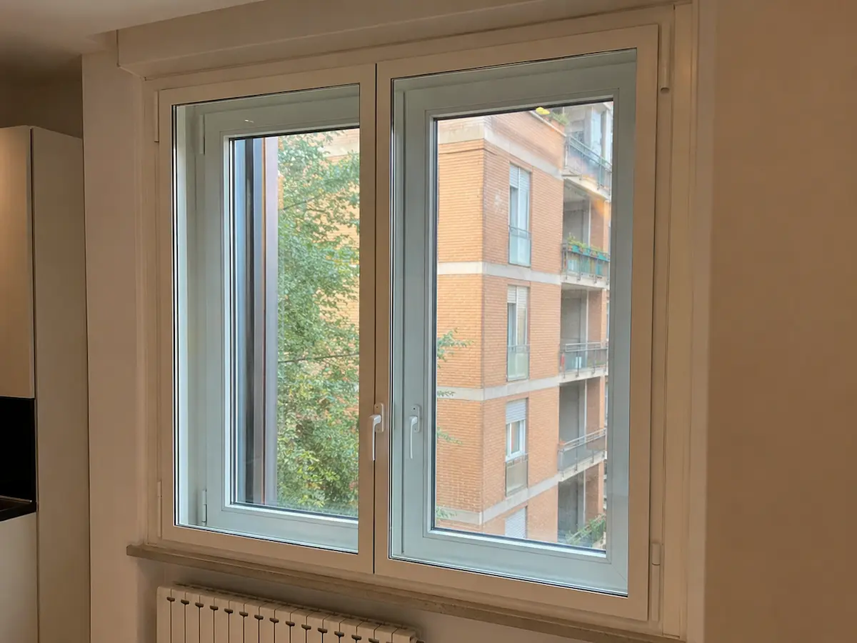 Secondo infisso antirumore installato verso l’interno del vano finestra
