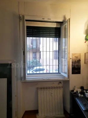 Secondo infisso progettato con cassonetto della tapparella ispezionabile