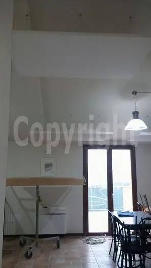 Correzione Acustica in Sala Luminosa con Isole Fonoassorbenti<br /><br />