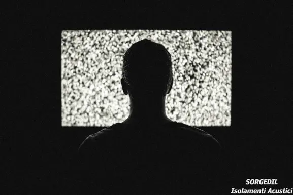 Molti usano il rumore bianco per dormire meglio, ma gli esperti avvertono che un'esposizione prolungata può danneggiare l'udito e disturbare il sonno. Scopri i pro e contro di questa pratica.