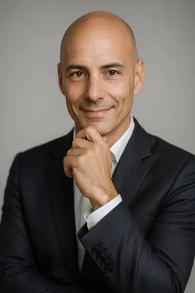 Ritratto professionale di Vittorio Sorge, consulente esperto in isolamento acustico della casa