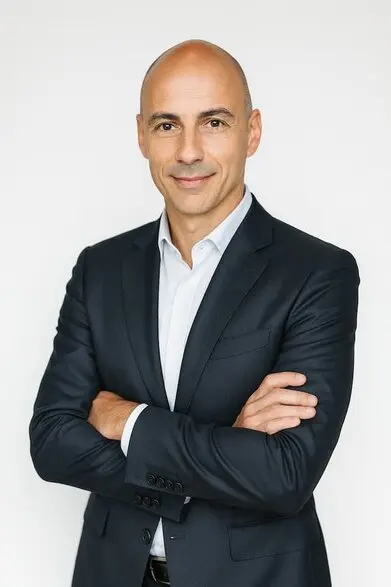 Ritratto pulito su sfondo bianco di Vittorio Sorge, fondatore di Sorgedil Tecnologia del Silenzio con Garanzia Rischio Zero soddisfatti o rimborsati